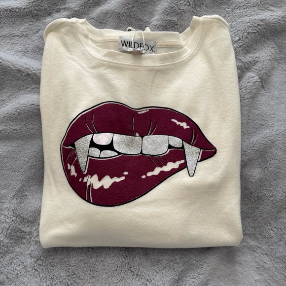 Wildfox vampire lip design Ivory Cozy Top - Picture 1 of 6